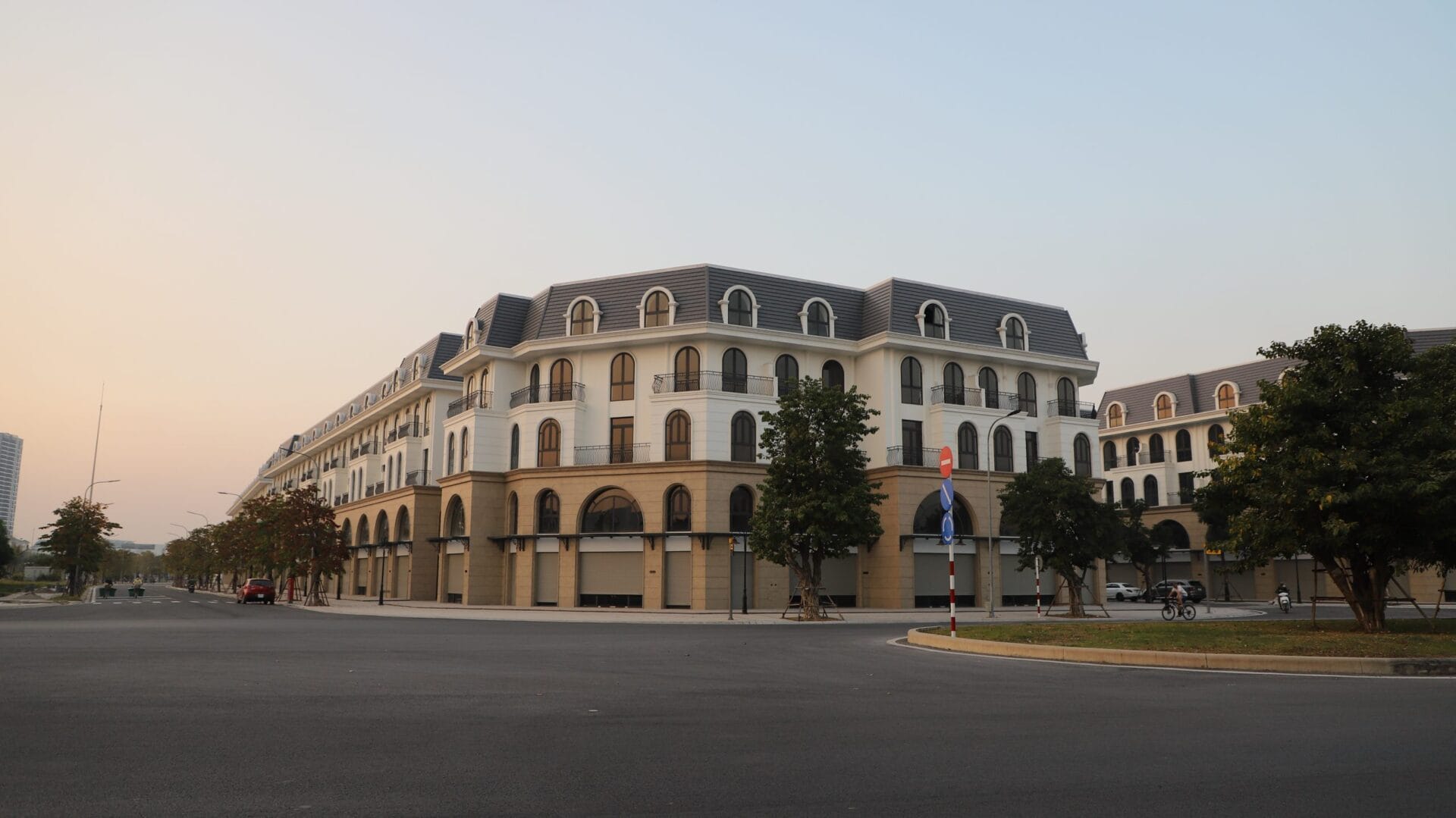Công trình cửa cuốn Austdoor E50 tại Vin oceapark